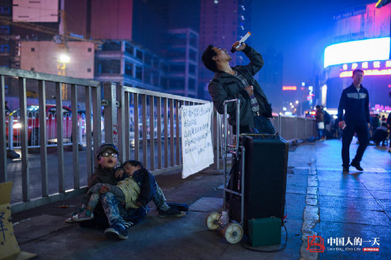 9岁男孩卖唱养全家 月入最多七八千