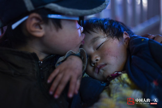 9岁男孩卖唱养全家 月入最多七八千