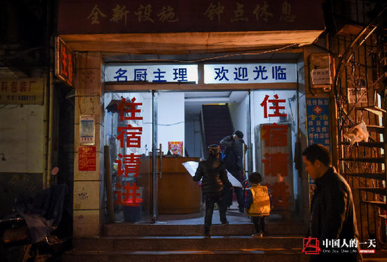 9岁男孩卖唱养全家 月入最多七八千