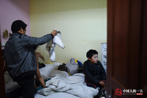 9岁男孩卖唱养全家 月入最多七八千