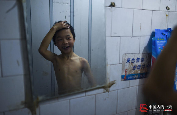 9岁男孩卖唱养全家 月入最多七八千