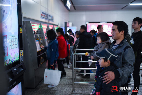 9岁男孩卖唱养全家 月入最多七八千