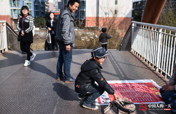 9岁男孩卖唱养全家 月入最多七八千