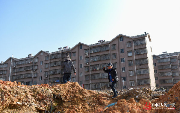 9岁男孩卖唱养全家 月入最多七八千