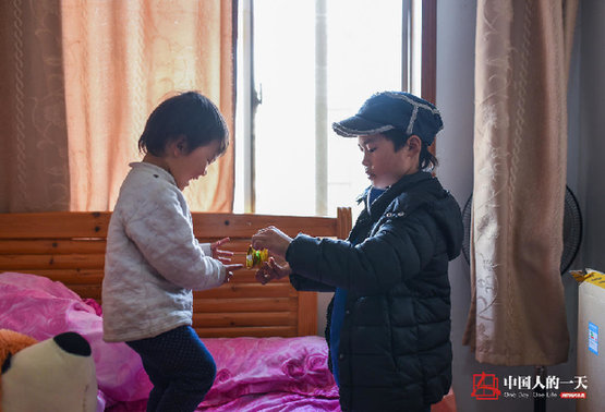 9岁男孩卖唱养全家 月入最多七八千