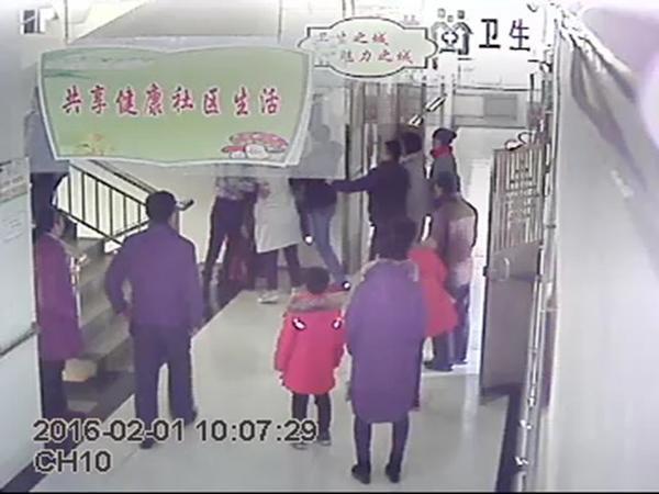 枣庄一女医生竟当众暴打老两口，旁人拦都拦不住！
