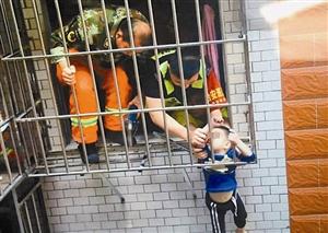 深圳一4岁童6楼悬空 脖子卡在防盗窗救一命