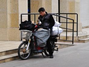 快递电动车拟减速 时速禁超15公里