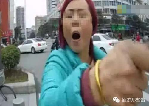 大妈闯红灯被拦 称让交警下跪