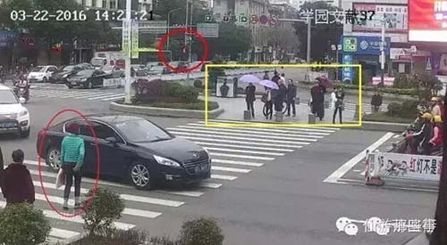 大妈闯红灯被拦 称让交警下跪