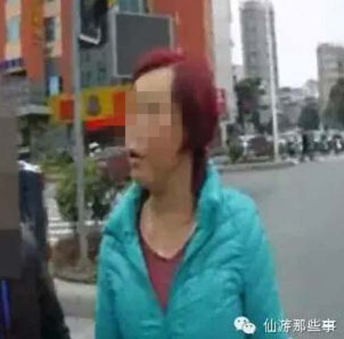 大妈闯红灯被拦 称让交警下跪