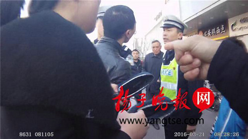 女子抡鞋抽交警 孩子劝“妈妈别动了”