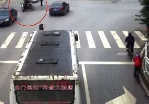 摩托车车主为避处罚拖行交警500米