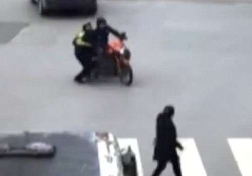 摩托车车主为避处罚拖行交警500米