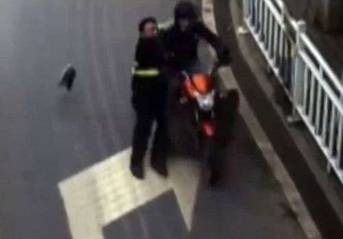 摩托车车主为避处罚拖行交警500米