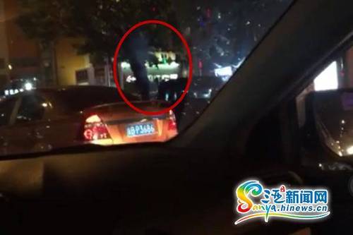 目击者拍摄视频显示,无牌越野车内人员对外射击,并冒出一股青烟(红圈内为冒出的青烟)。视频截图