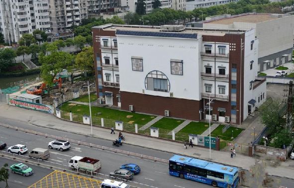 福州“囧楼”吸引眼球 网友戏称为“最囧建筑”