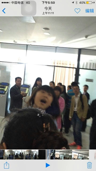 男子称到工商局办事遭打骂官方：没太多身体接触