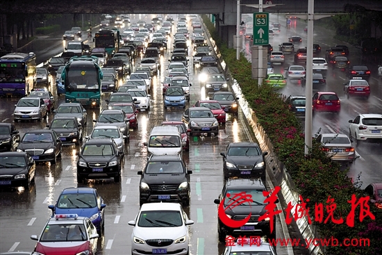 HOV车道启用首日，早高峰8时半，滨河大道下沙人行天桥附近包括HOV车道在内的多条车道缓行