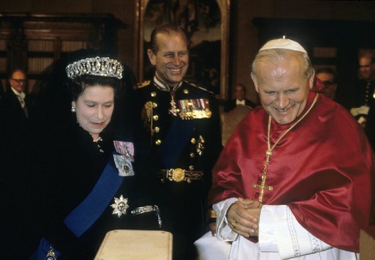 英国女王伊丽莎白二世和丈夫菲利普亲王的合影