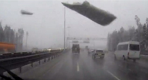 汽车遭“天外来冰”袭击挡风玻璃四分五裂（图）