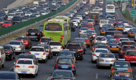 五一高速拥堵奇葩事：服务区男厕遭女士占领！惊呆