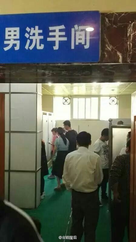 五一高速拥堵奇葩事：服务区男厕遭女士占领！惊呆