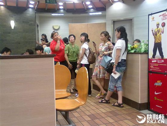 五一高速拥堵奇葩事：服务区男厕遭女士占领！惊呆