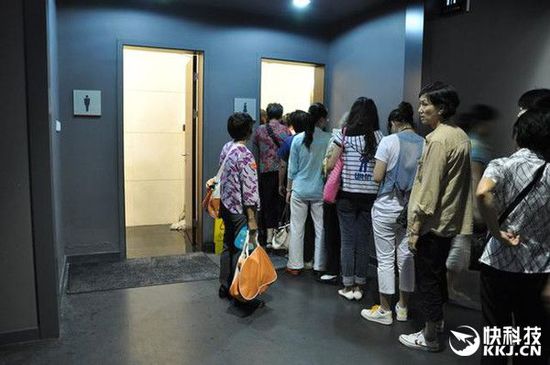 五一高速拥堵奇葩事：服务区男厕遭女士占领！惊呆