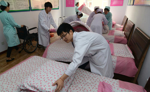 男护士日渐抢手 成医院“香饽饽”