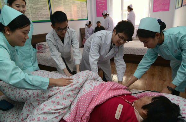 男护士日渐抢手 成医院“香饽饽”