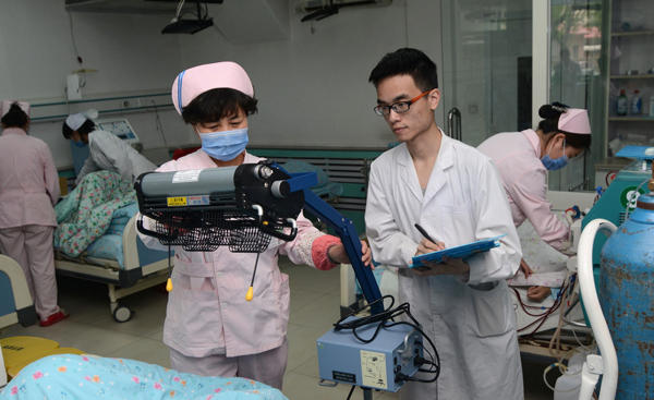 男护士日渐抢手 成医院“香饽饽”
