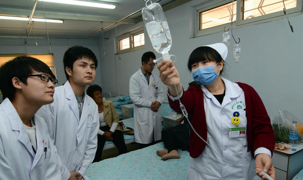 男护士日渐抢手 成医院“香饽饽”