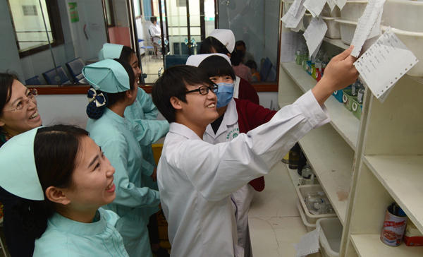 男护士日渐抢手 成医院“香饽饽”