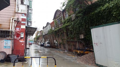 倾斜厂房（白色集装箱上边）