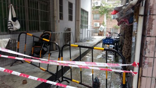 为了安全，附近居民楼已封锁