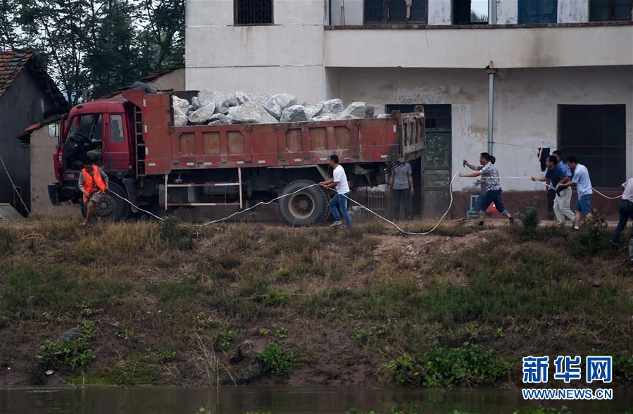 抗洪抢险：冲向溃口的卡车“敢死队”