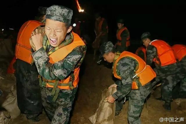 南京战士救灾无暇饮水 抬头喝雨水