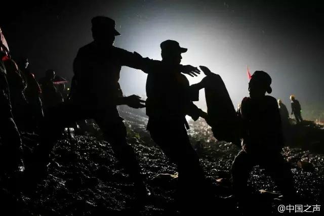 南京战士救灾无暇饮水 抬头喝雨水