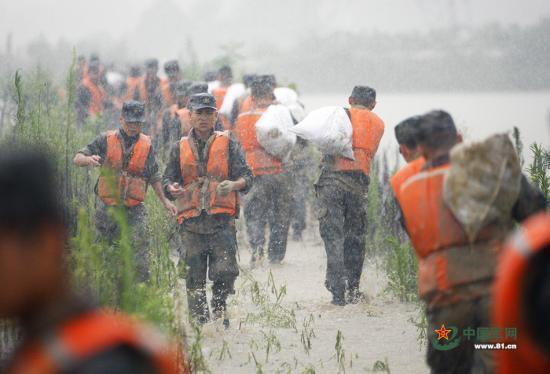 南京战士救灾无暇饮水 抬头喝雨水