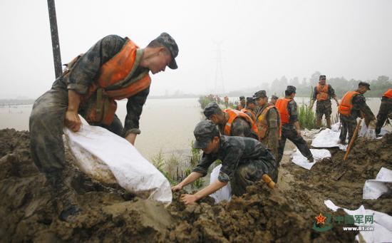 南京战士救灾无暇饮水 抬头喝雨水