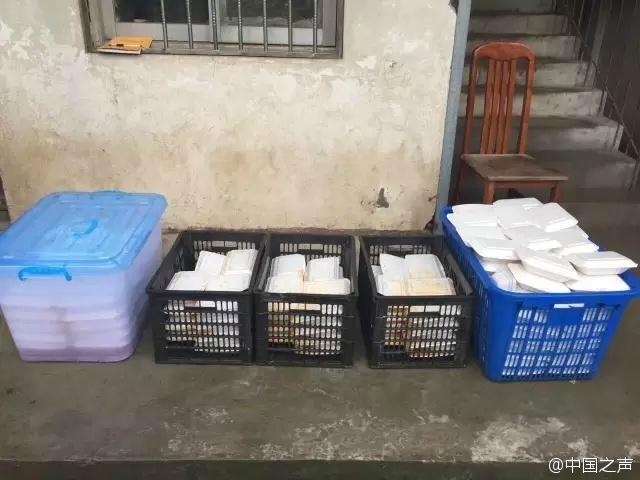 南京战士救灾无暇饮水 抬头喝雨水