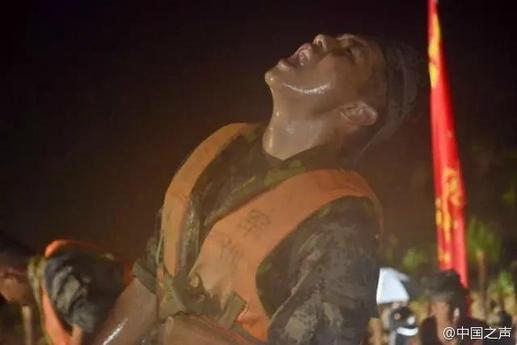 南京战士救灾无暇饮水 抬头喝雨水