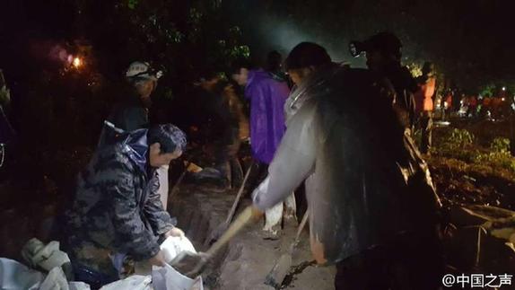 南京战士救灾无暇饮水 抬头喝雨水