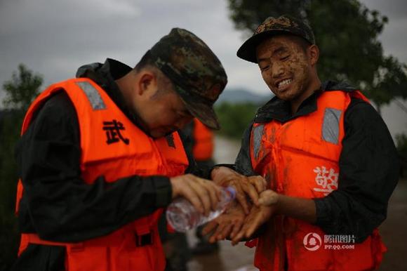 “95后”抗洪战士双手磨出5个洞 泥沙钻入肉中