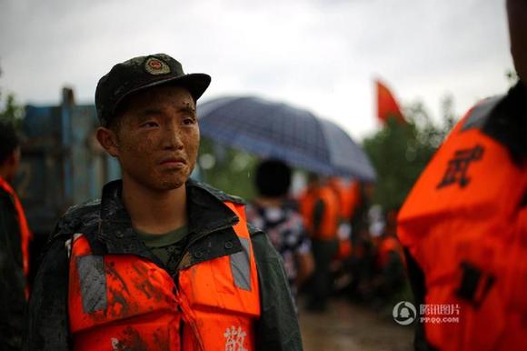 “95后”抗洪战士双手磨出5个洞 泥沙钻入肉中