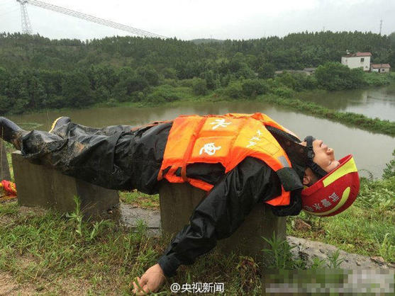 “95后”抗洪战士双手磨出5个洞 泥沙钻入肉中