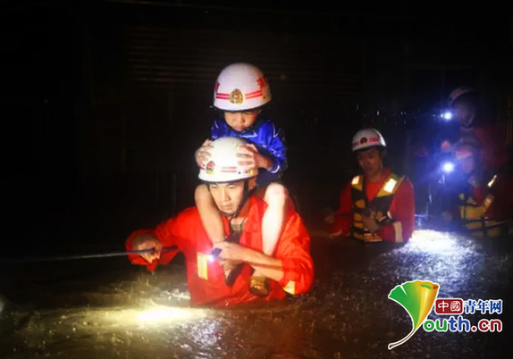 灾区救援人员特写：不知道你是谁 却知道你为了谁