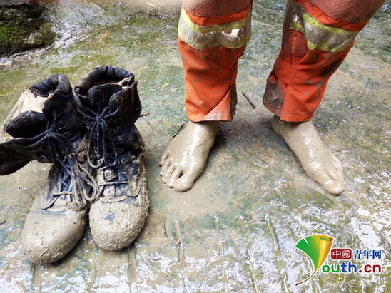 灾区救援人员特写：不知道你是谁 却知道你为了谁