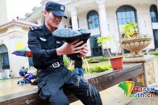 灾区救援人员特写：不知道你是谁 却知道你为了谁